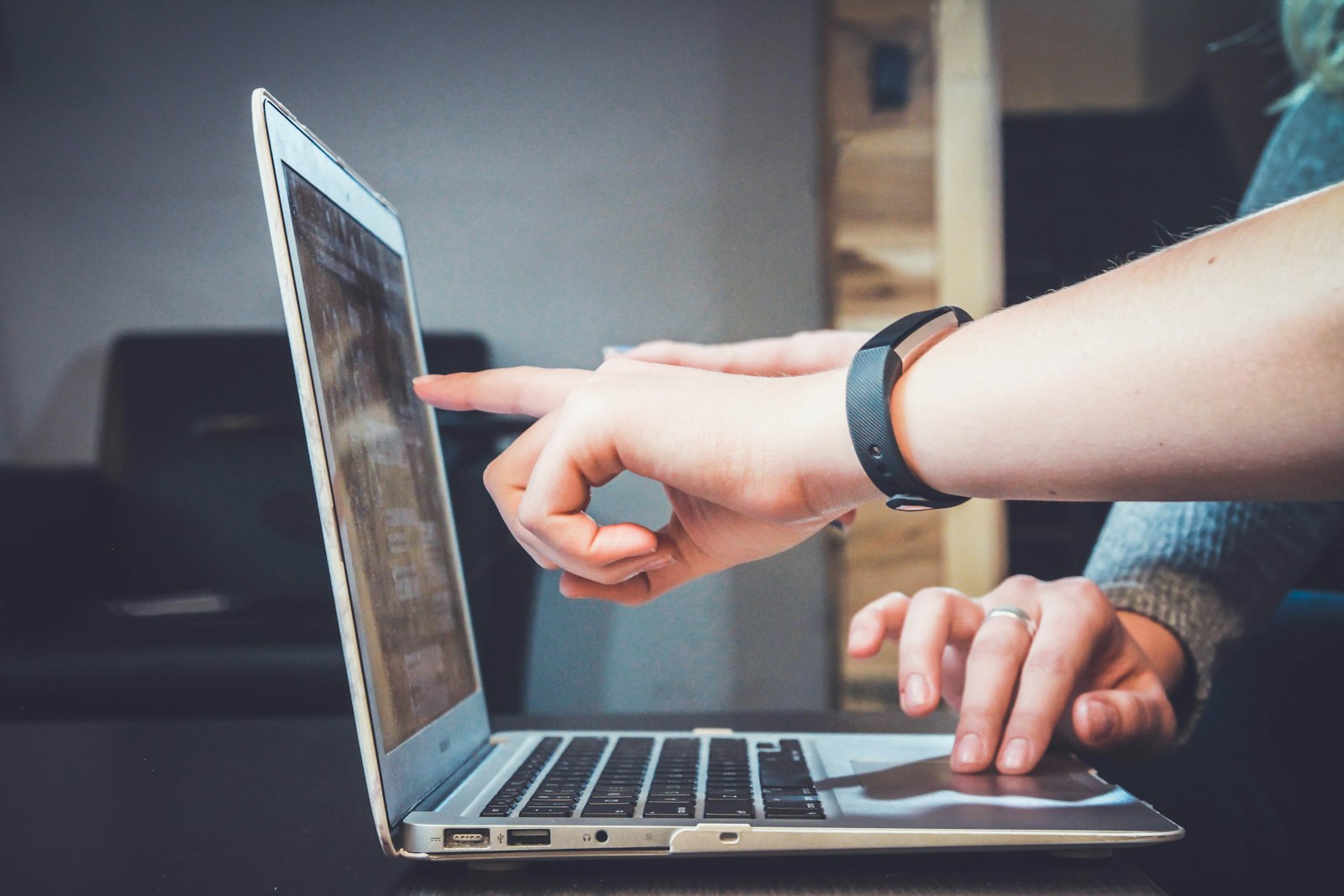 Corporate pages, partner logos and slider content stay in one admin system.